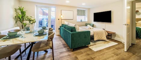 1 habitación, escritorio, tabla de planchar con plancha y cuna de viaje