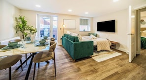 1 bedroom, desk, iron/ironing board, travel cot - Town Center| Contractors/Families | WiFi | Balcony (Aldershot)