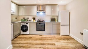 Fridge, microwave, oven, stovetop - Town Center| Contractors/Families | WiFi | Balcony (Aldershot)