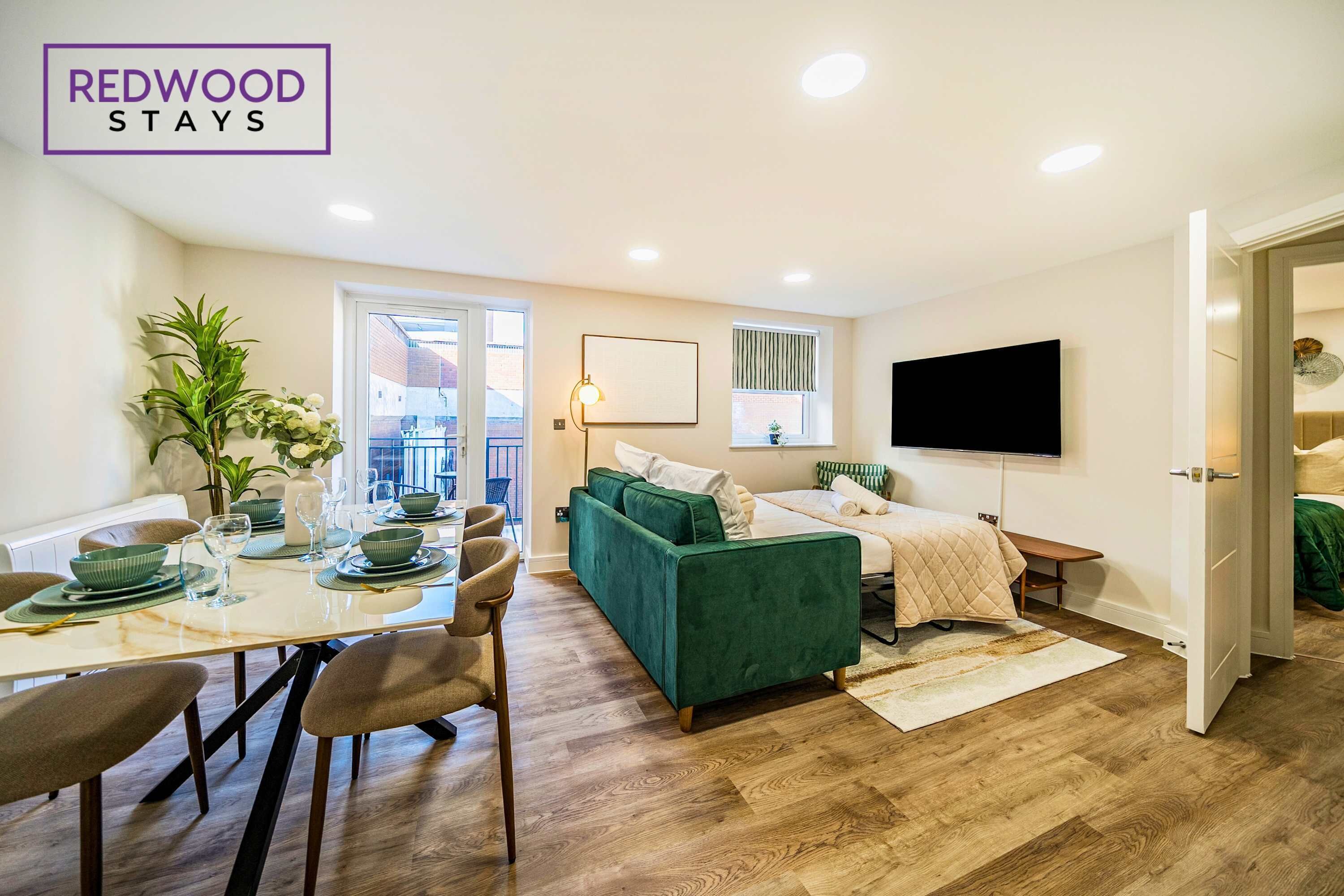 1 soverom, skrivebord, strykejern/-brett og reiseseng for barn