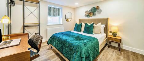 1 chambre, bureau, fer et planche Ă repasser, lit parapluie