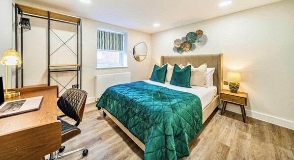 1 chambre, bureau, fer et planche à repasser, lit parapluie