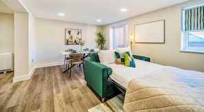 1 bedroom, desk, iron/ironing board, travel cot - Town Center| Contractors/Families | WiFi | Balcony (Aldershot)