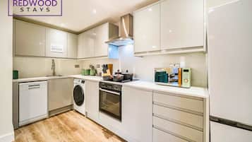 Een koelkast, een microgolfoven, een oven, een kookplaat