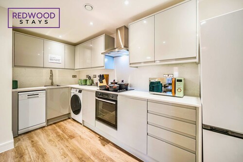 Brand New | Town Center | FREE WiFi | Balcony