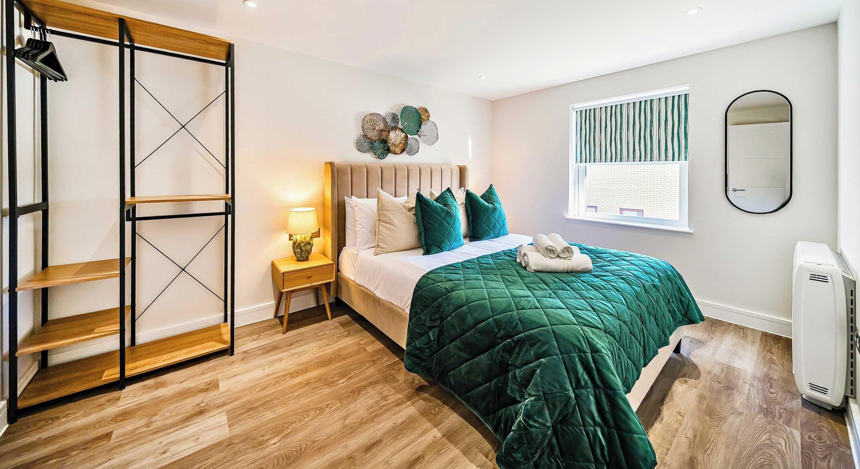 2 chambres, bureau, fer et planche à repasser, lit parapluie