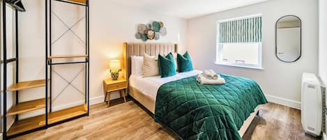 2 chambres, bureau, fer et planche Ă repasser, lit parapluie