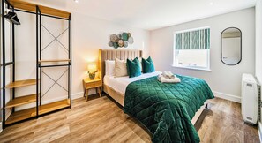 2 Schlafzimmer, Schreibtisch, Bügeleisen/Bügelbrett, Reisekinderbett