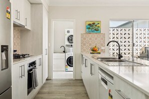 Fridge, microwave, oven, stovetop - Quenda Villa Summary: (Canning Vale)