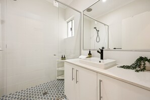 Shower, hair dryer, towels - Quenda Villa (Canning Vale)