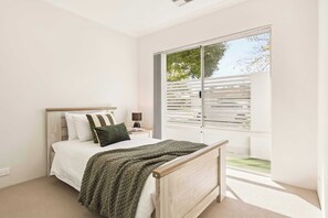 3 habitaciones, escritorio, tabla de planchar con plancha y wifi