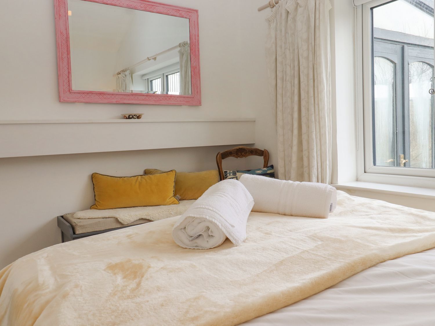 3 عدّة غرف نوم وبديكورات فريدة لكل غرفة وطراز فريد لكل وحدة