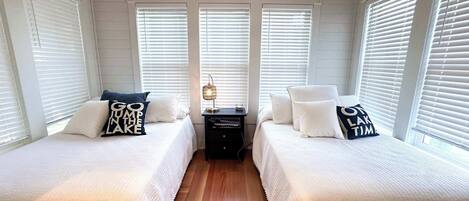 4 bedrooms, desk, WiFi, bed sheets