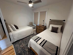 4 bedrooms, desk, WiFi, bed sheets - Island House Summary: (Minocqua)
