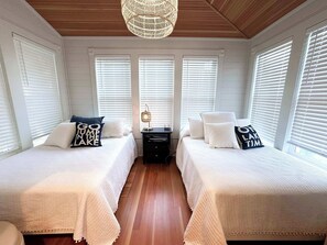 4 bedrooms, desk, WiFi, bed sheets