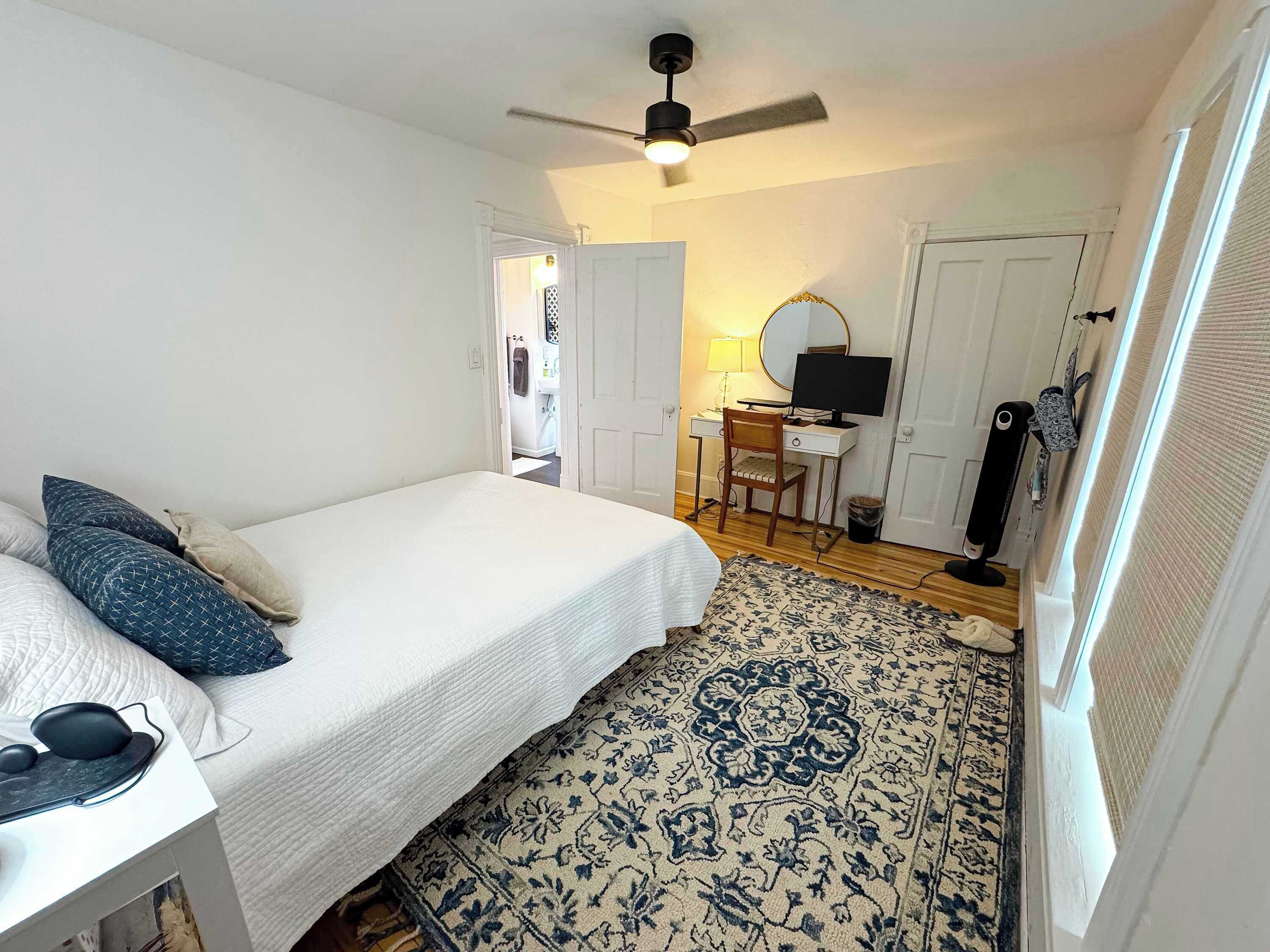 4 bedrooms, desk, WiFi, bed sheets