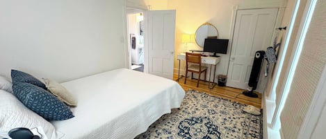 4 bedrooms, desk, WiFi, bed sheets