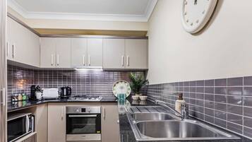 Køleskab, mikrobølgeovn, ovn, kogeplade