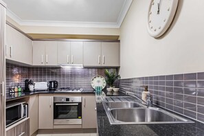 Kühlschrank, Mikrowelle, Ofen, Herdplatte