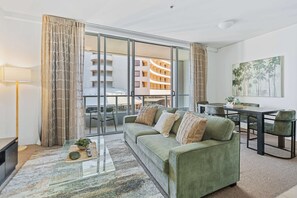 TV, offices - Waterfront Bliss Harbour Lights I Gym & City (Cairns City)