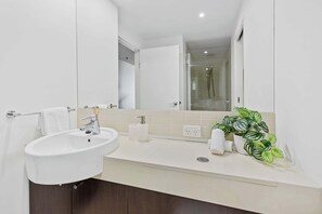 Dusj, hårføner og håndklær