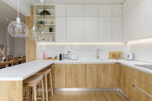 อพาร์ทเมนท์, 3 ห้องนอน, ระเบียง, วิวเมือง | บริเวณนั่งเล่น | ทีวีจอแบน