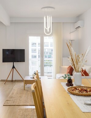 อพาร์ทเมนท์, 3 ห้องนอน, ระเบียง, วิวเมือง | บริเวณนั่งเล่น | ทีวีจอแบน