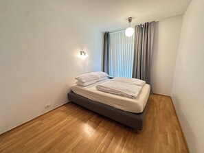 1 habitación, tabla de planchar con plancha, cuna de viaje y wifi 