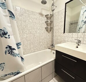 Dusche, Haartrockner, Handtücher