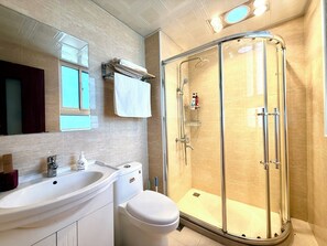 Appartamento Comfort, 1 letto matrimoniale con divano letto, non fumatori, vista città | Bagno | Pantofole