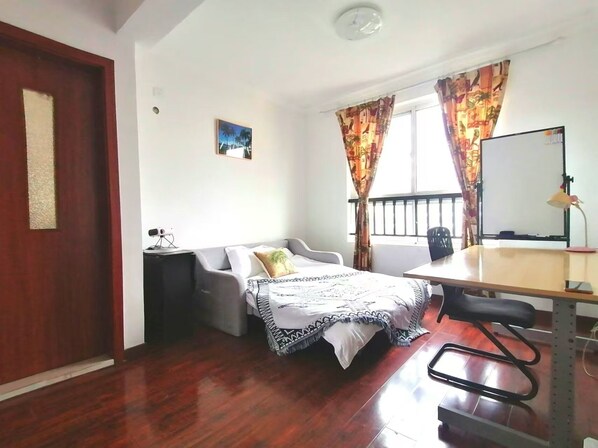 Appartamento Comfort, 1 letto matrimoniale con divano letto, non fumatori, vista città | Area soggiorno | TV a schermo piatto 65 pollici con canali via cavo