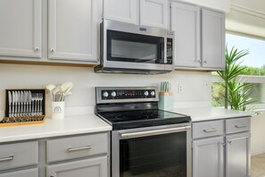 Réfrigérateur, four à micro-ondes, un four, surface de cuisson