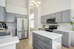 Réfrigérateur, four à micro-ondes, un four, surface de cuisson