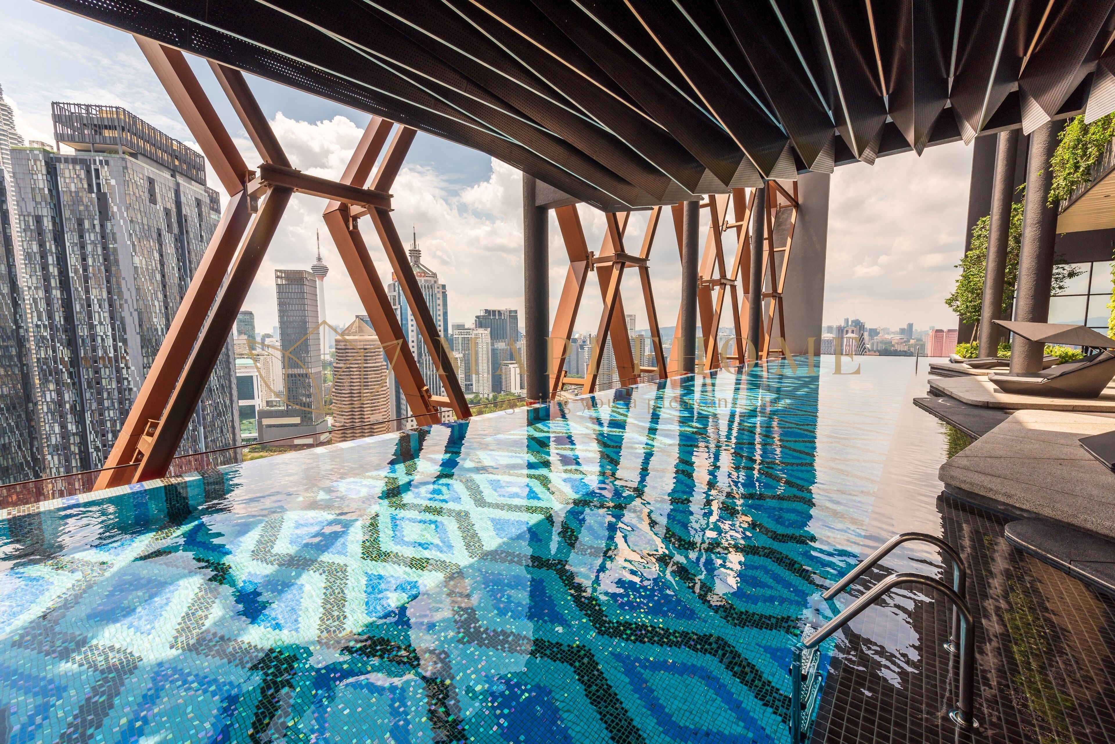 Kolam renang outdoor, dengan kursi berjemur