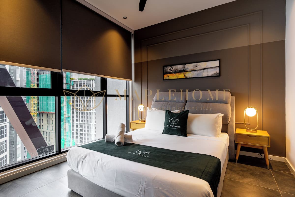 Een moderne hotelkamer met een groot bed, uitzicht op de stad en een kunstwerk aan de muur.