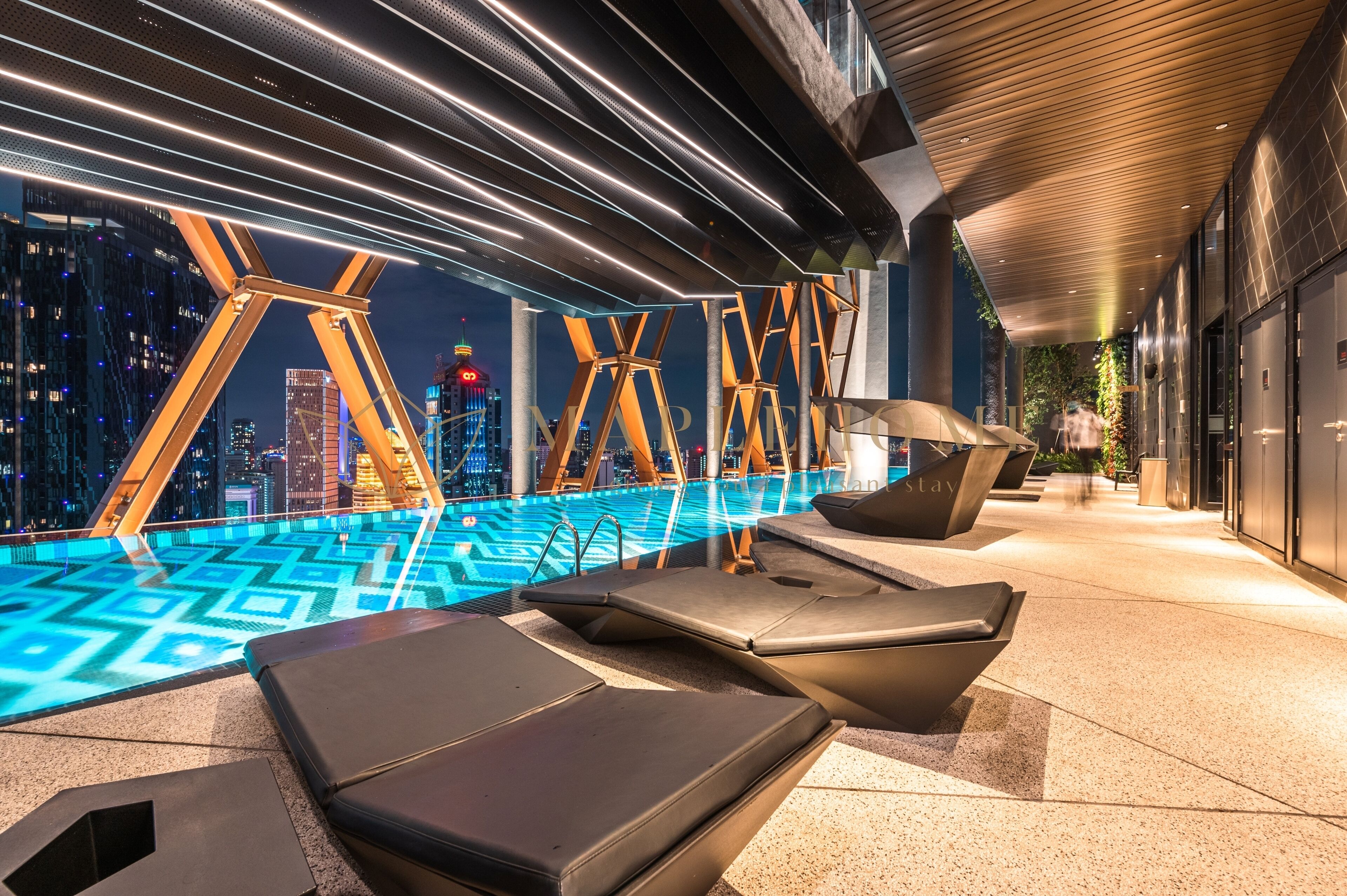 Hồ bơi ngoài trời, mở cửa từ 7:00 đến 23:00, ghế dài tắm nắng 