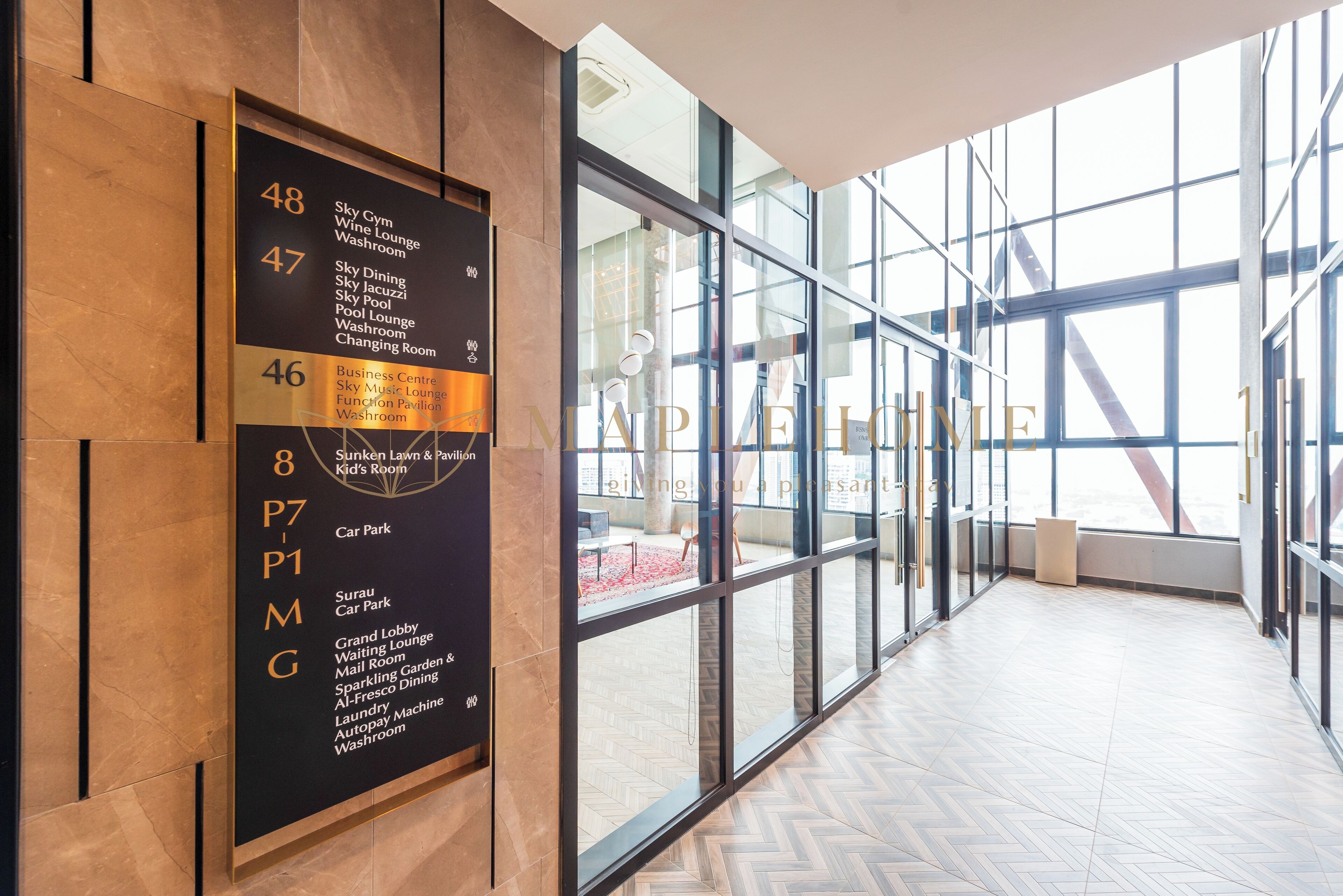 Et hotelindretning med en opslagstavle, der viser faciliteter som Sky Gym, Wine Lounge og Business Centre.