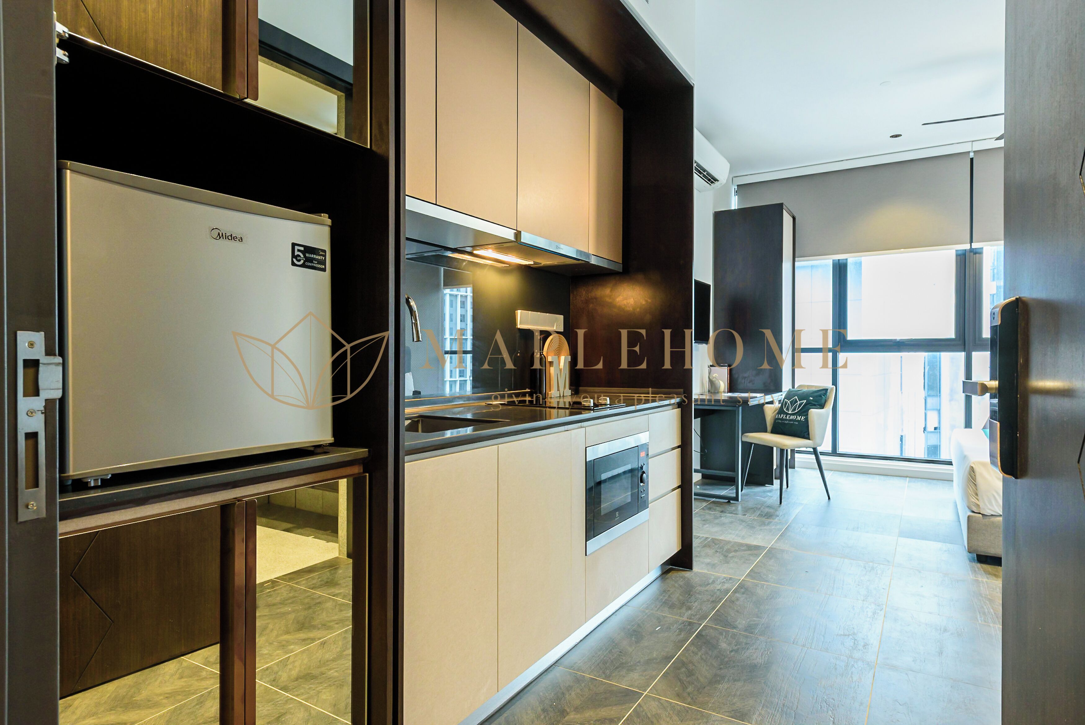 Een moderne keuken met een inbouwoven, een spoelbak en een raam met uitzicht op de stad.