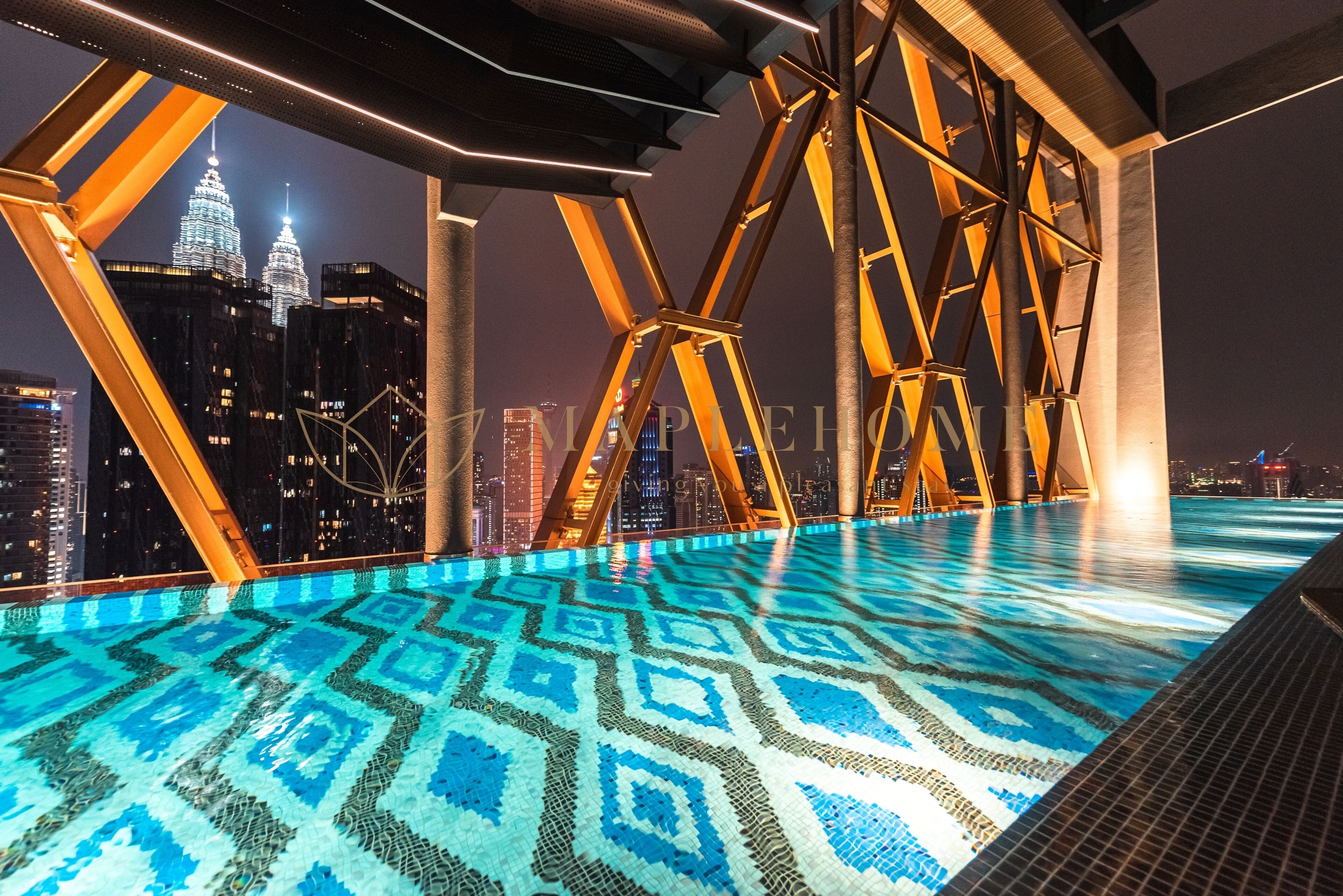 Een dakzwembad met een oneindige horizon en een geometrisch tegelpatroon, met uitzicht op een stadsgezicht met verlichte wolkenkrabbers.