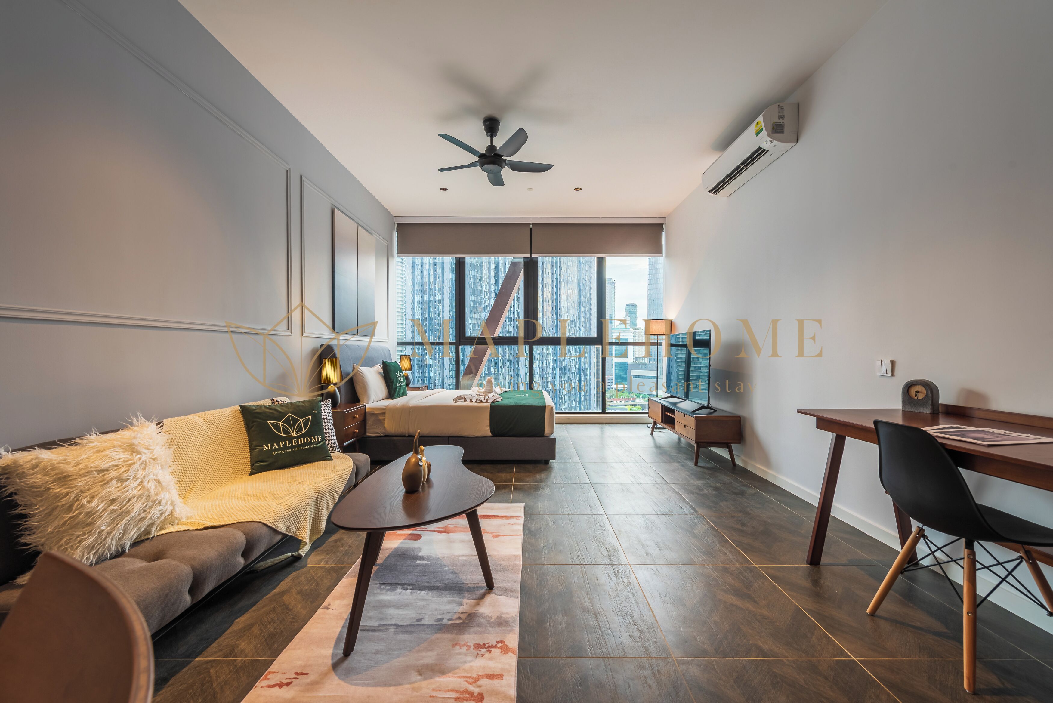 Uma sala de estar moderna com sofá, mesa de centro e um espaço de jantar com mesa e cadeiras.