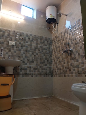 Deluxe Double Room, Balcony, Mountain View | Bathroom