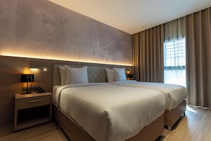 Deluxe Twin Room | In-room safe, desk, laptop workspace, blackout drapes
