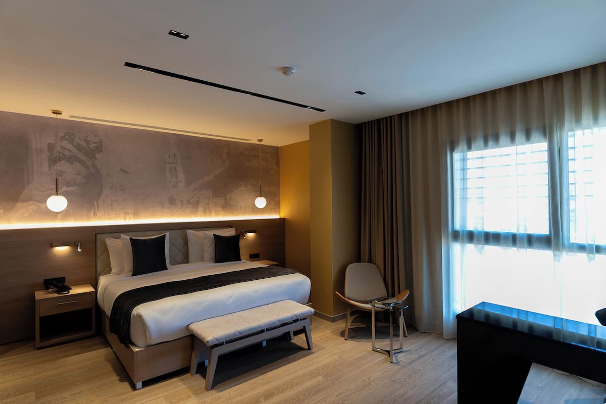 Executive Suite | In-room safe, desk, laptop workspace, blackout drapes