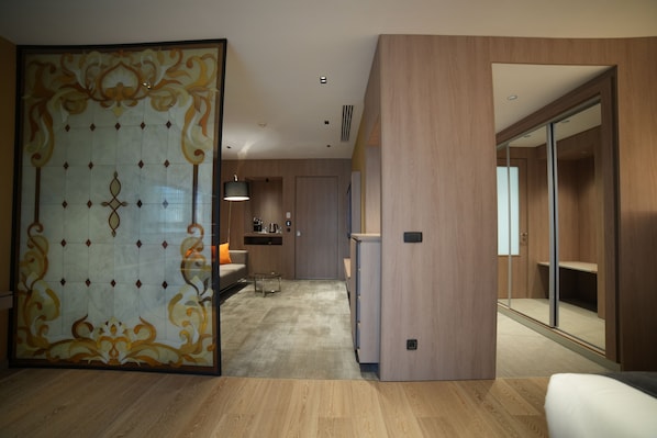 Executive Suite | In-room safe, desk, laptop workspace, blackout drapes