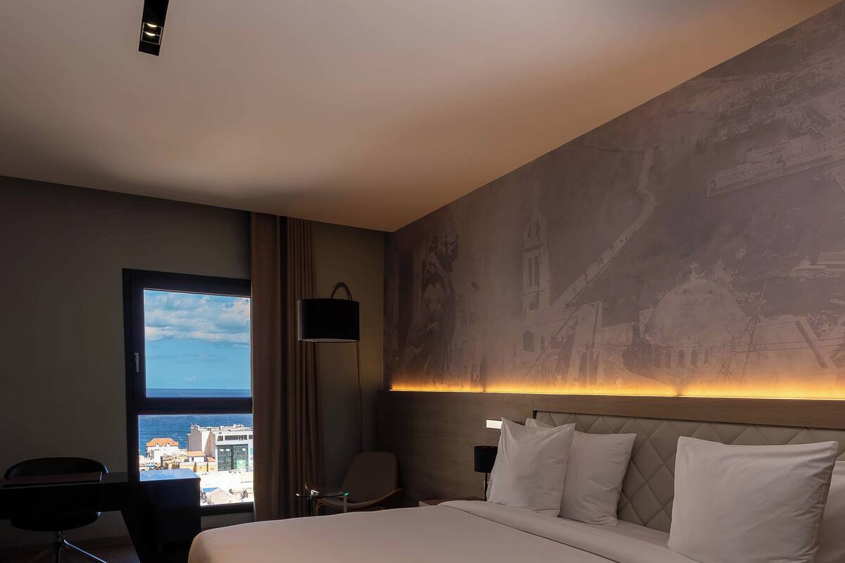 Deluxe Double Room, 1 King Bed | In-room safe, desk, laptop workspace, blackout drapes