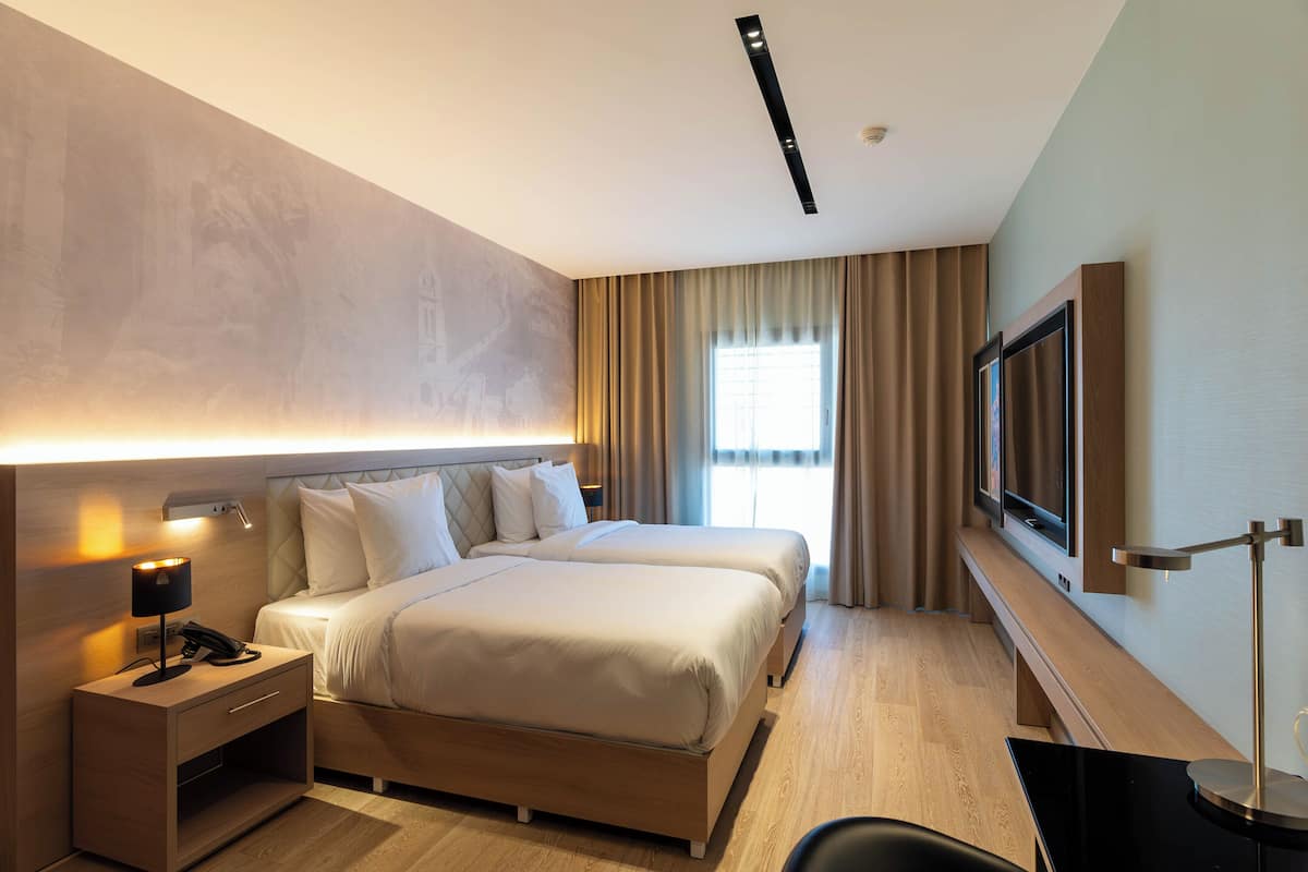 Deluxe Twin Room | In-room safe, desk, laptop workspace, blackout drapes