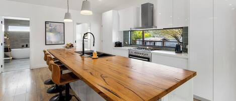 Réfrigérateur, micro-ondes, four, lave-vaisselle