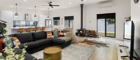 Smart TV, fireplace