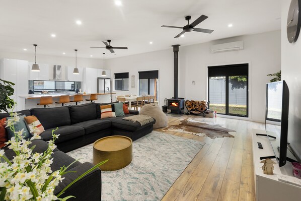 Smart TV, fireplace