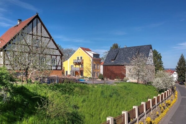 Exterior - Charming design apartment for 3 - near Dresden, with balcony (Dresden)